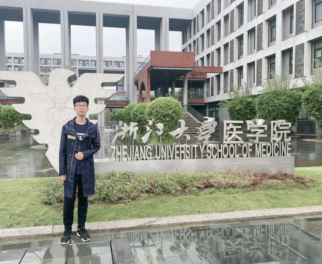 杭州十四中一群毕业生建了微信群，全是清华、北大、复旦…聊天内容却让人流口水