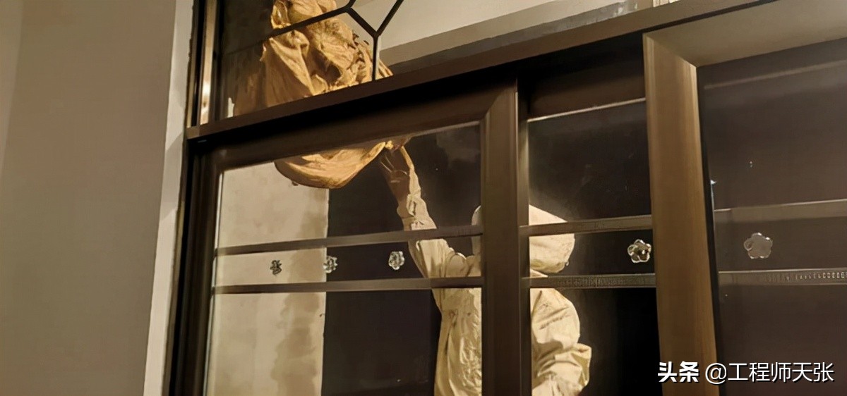 广西发现巨型马蜂,楼顶惊现巨型马蜂窝直径达半米