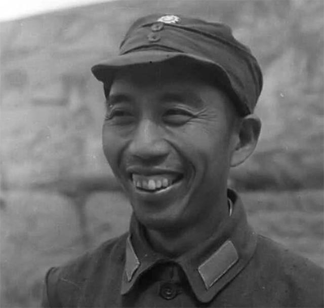 *震王**偷吃一块锅巴，被炊事员拍一锅铲，笑道：这买卖很划算