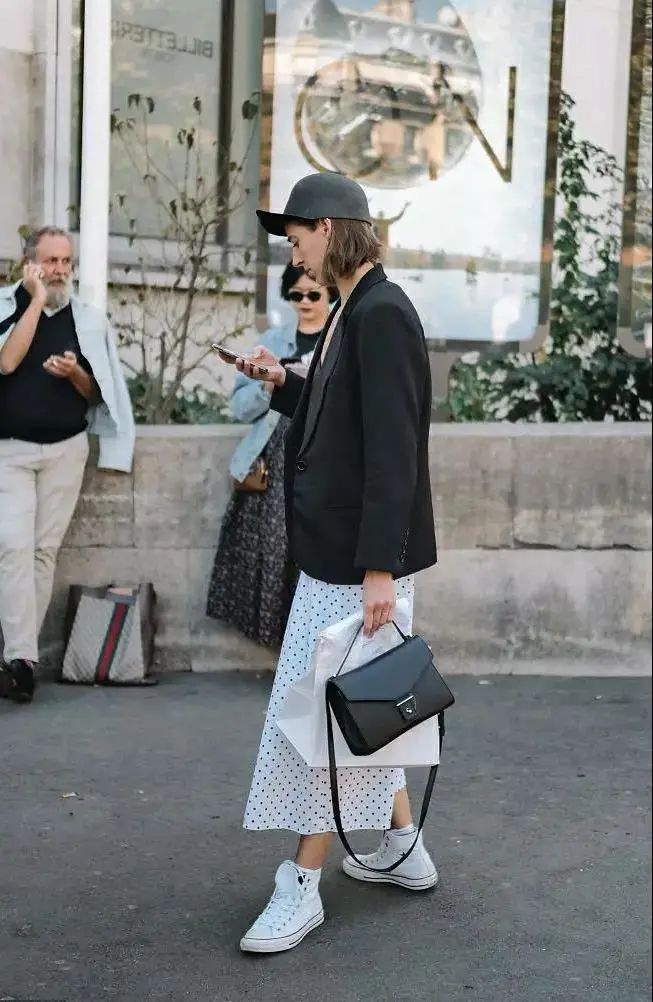 穿裙子要搭配什么鞋子才好看呢,红色上衣黑色裙子配什么鞋子好看