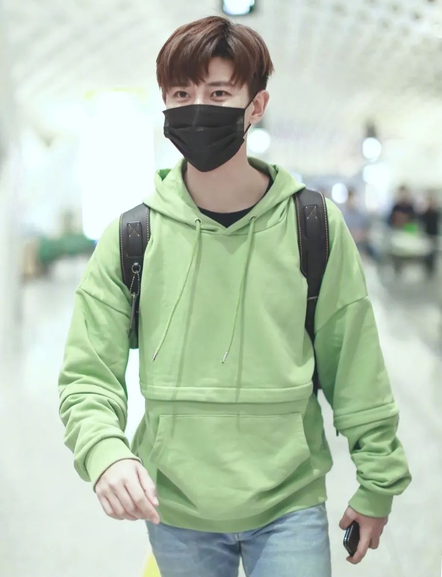 衣品超级好的男明星,王嘉尔穿的蔡徐坤同款衣服