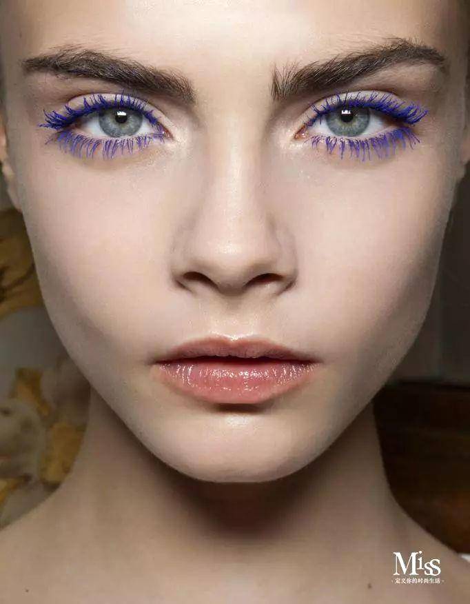 很多品牌推出各种颜色的睫毛膏,却孤零零地躺在专柜里无人问津