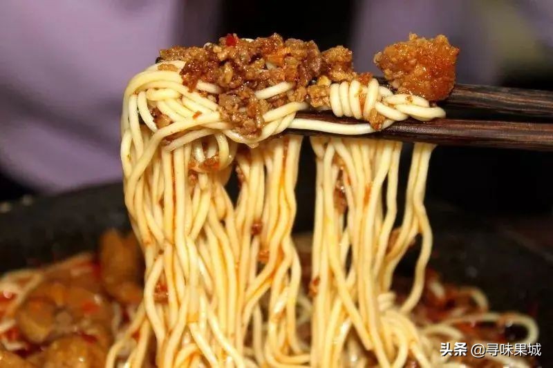 肖战重庆板凳面,肖战现身重庆一面馆吃豌杂面