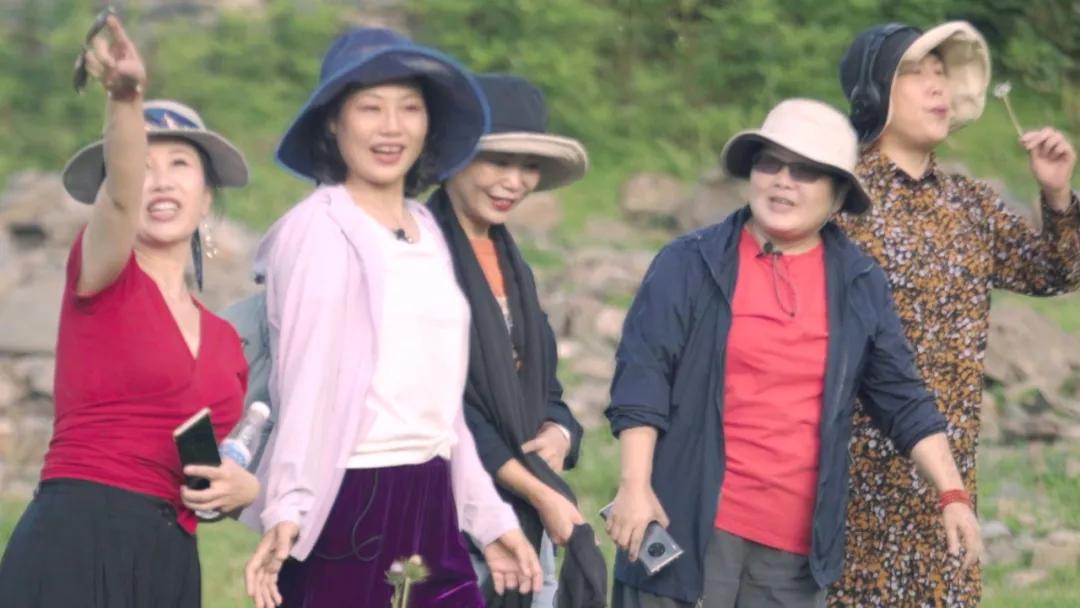 5姐妹同居养老引热议：她们为何花费400万买旧房建别墅安家？