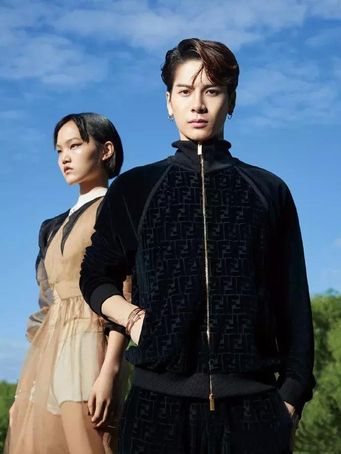 王嘉尔身着一身粉衣现身机场,王嘉尔受很多女星欢迎国外粉丝