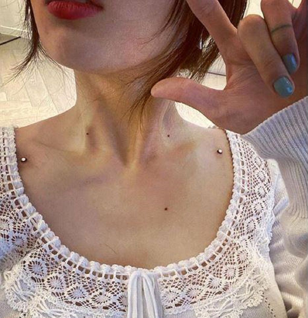 泫雅是个“狠人”！锁骨上钉钉子，伤口红色未消肿，惹粉丝心疼