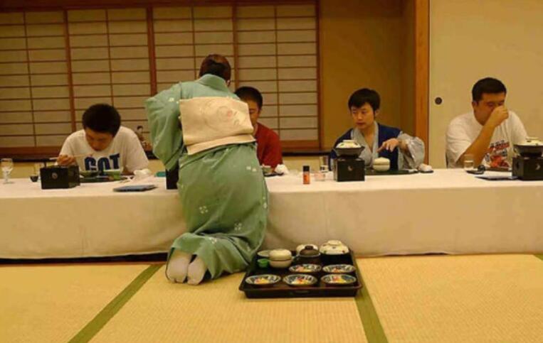 在日本必须脱鞋吗,为什么日本进屋要脱鞋穿袜