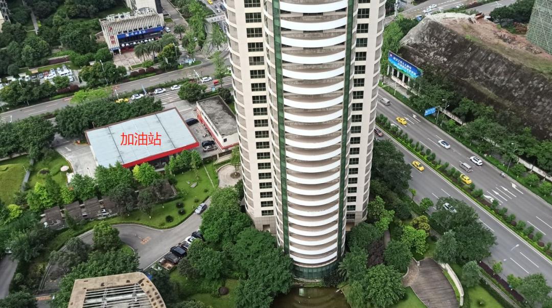 雷翻天！重庆首个带空中泳池的超级豪宅交房，现场惨不忍睹