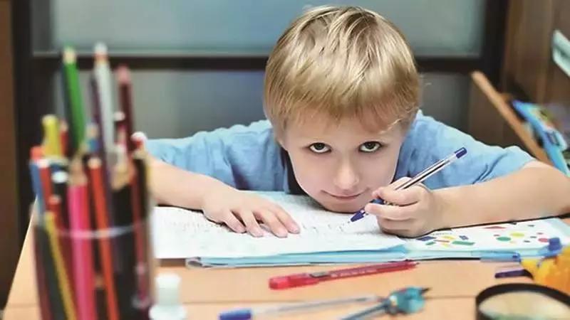 孩子左撇子需要纠正？你如何对待此问题，决定孩子如何面对人生