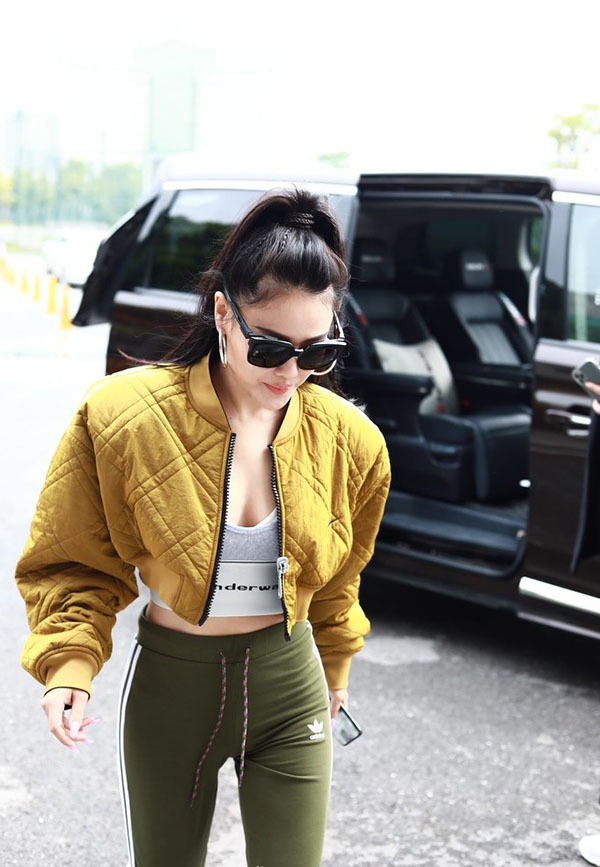 袁娅维身材丰满又敢穿，运动裤配白色长筒靴，冲天辫搭细腰好撩人