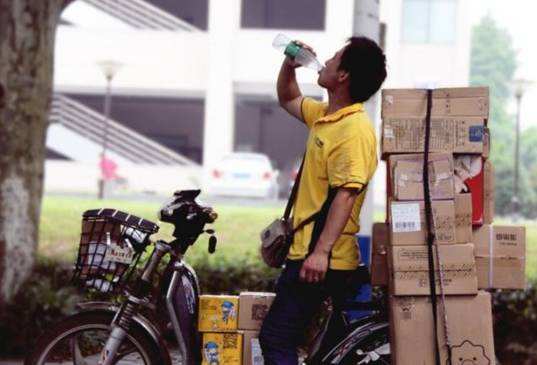 10个涨停的“三只松鼠”章燎原，你欠给快递哥的一个道歉和感谢