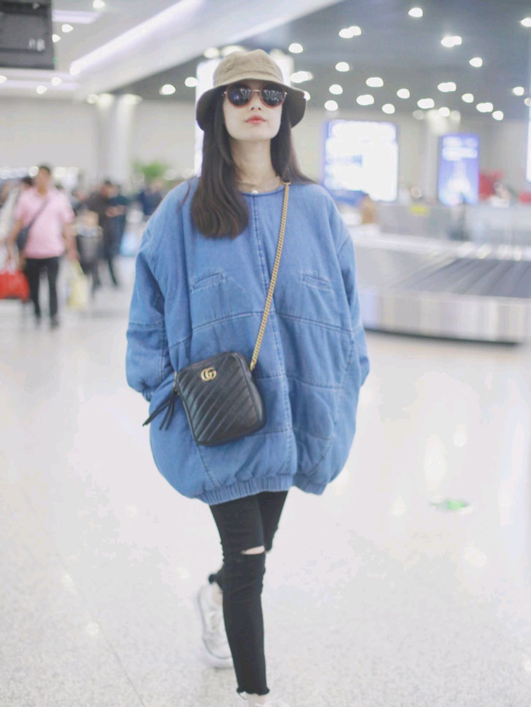 倪妮有种随性大气的美,倪妮黑色西装配什么鞋子