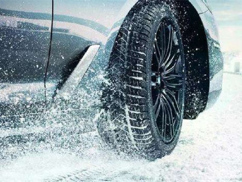 车轮雪天打滑最简单自救,车轮打滑怎么施救