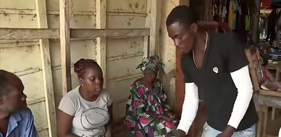 喀麦隆玩命出租车，一辆车坐17人，中国自行车也在非洲遍地开花