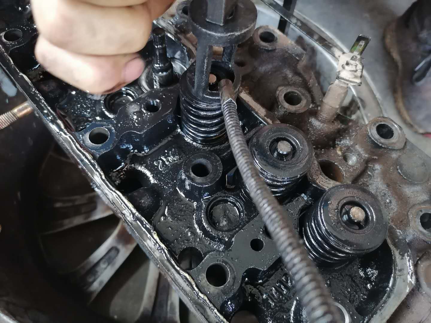 发动机冒白烟蓝烟烧机油,尾气大量冒蓝烟要不要大修发动机