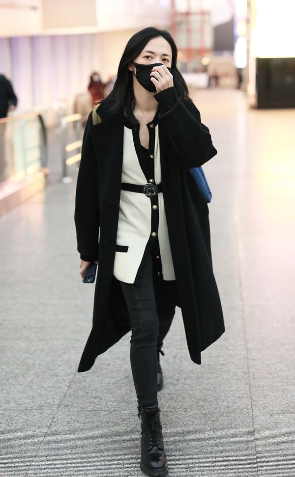 姚晨大衣腰带系法,姚晨穿露腰装秀纤纤细腰