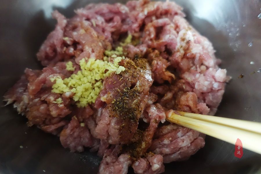 懒笼比包子、饺子都省事,盘在笼屉中,蒸熟后切开,家人分着吃