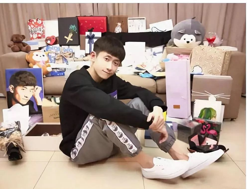 宋妍霏的潮流穿搭,宋妍霏一个被演技耽误的时尚博主