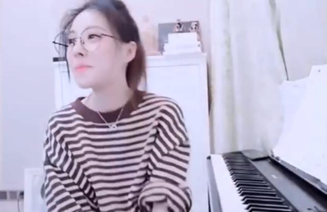 冯提莫主播片段,冯提莫早期视频打游戏