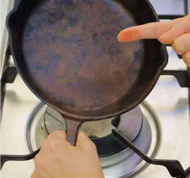 锅用久了黑垢太多,锅用久了烧黑了