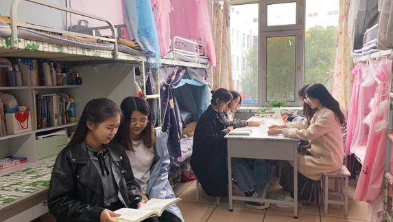 “贫民窟”大学宿舍遭学生嫌弃,环境“脏乱差”,新生表示想复读