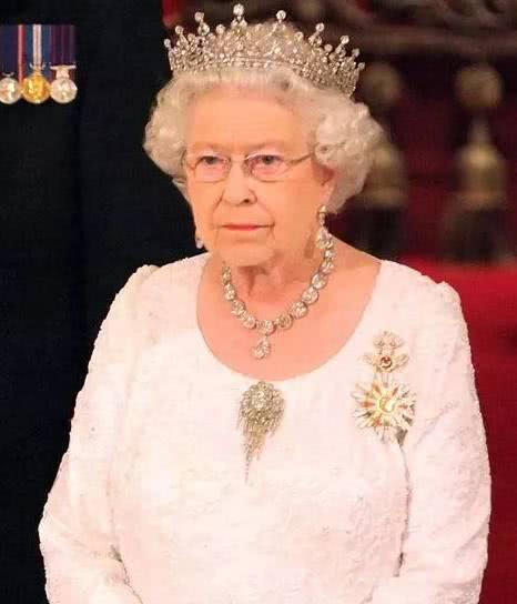 英国女王的珠宝留给卡米拉了吗,英女王戴的珍珠项链