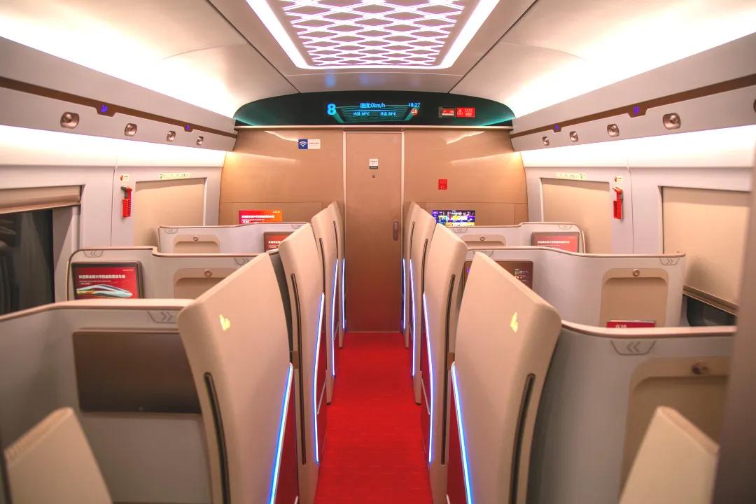 复兴号智能动车组进站京哈,京哈高铁复兴号抵达哈尔滨西站