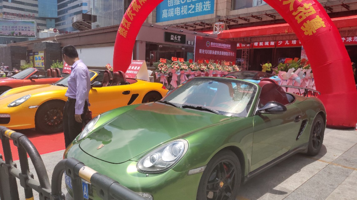 北海商家搞活动也是够拼，去南宁租个几百万*博兰**基尼撑场面