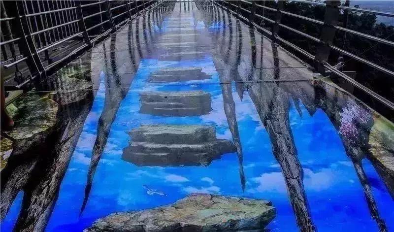 网红玻璃桥悬崖秋千,网红旅游打卡玻璃滑道