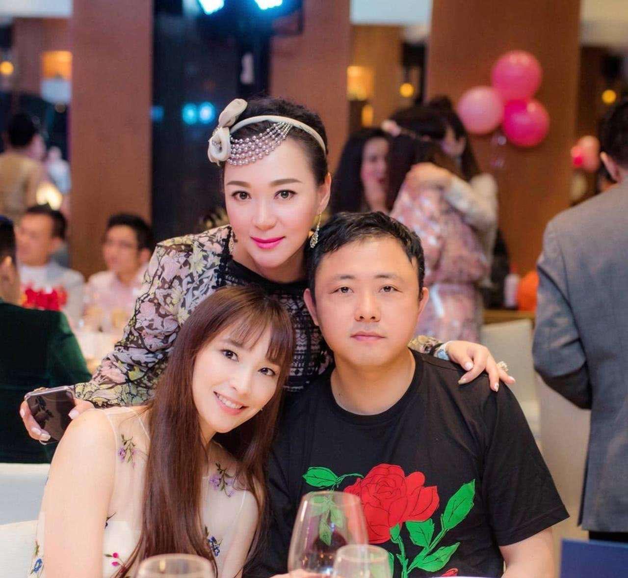 吴佩慈生四胎后皮肤松弛，颜值崩塌，她不生也会老的