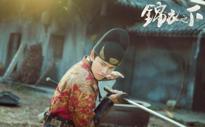 鹿晗大制作“扑街”,《锦衣之下》穷却收视口碑双收,何为原因?