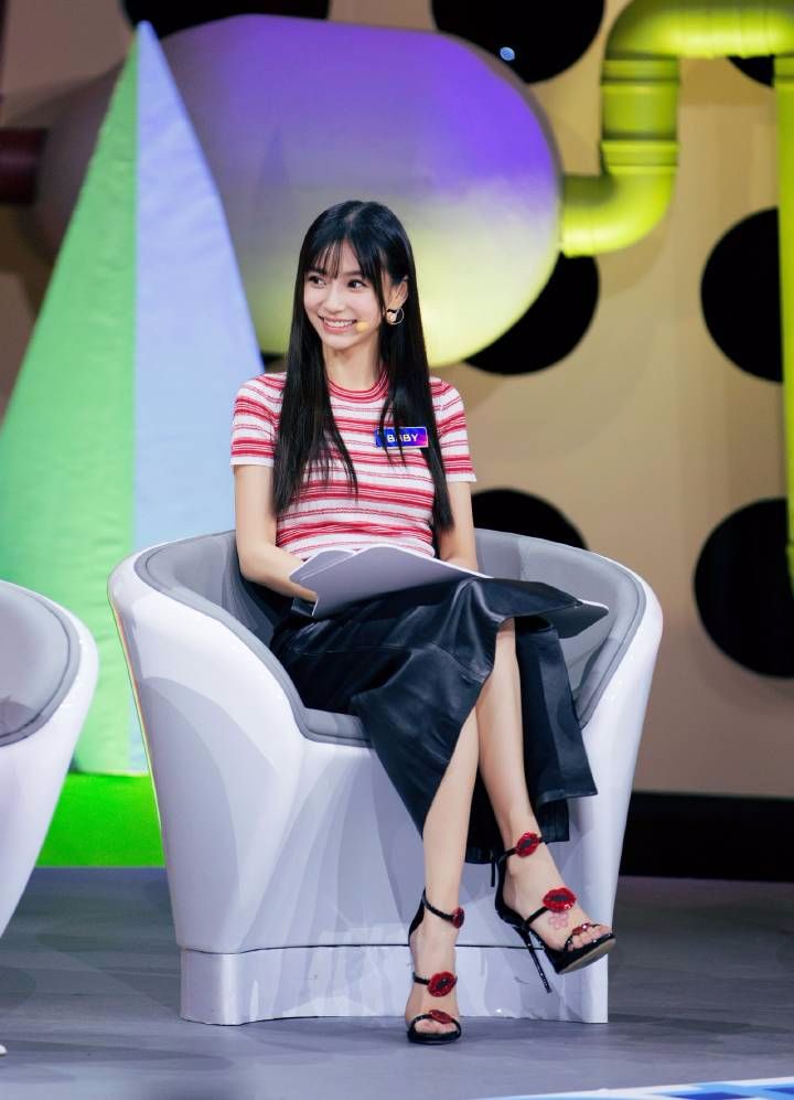 Baby这是碰到了什么造型师？这头发勒的好紧，看着就疼！