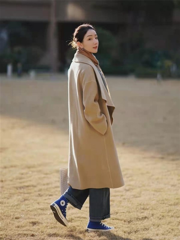 黑色大衣牛仔裤穿搭高级感经典款,修身牛仔裤配大衣的最佳搭配