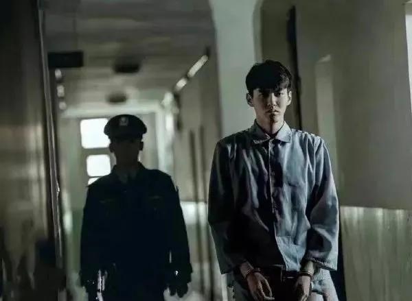 接触吴亦凡现状:一个人住在六平方米的单间里,瘫倒在地睡着了