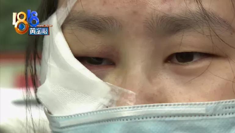 大姐骑电动车摔倒在路上,大姐骑电动车摔到沟里