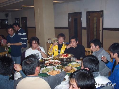 小学同学聚会哭成泪人,同学聚会发生的悲哀