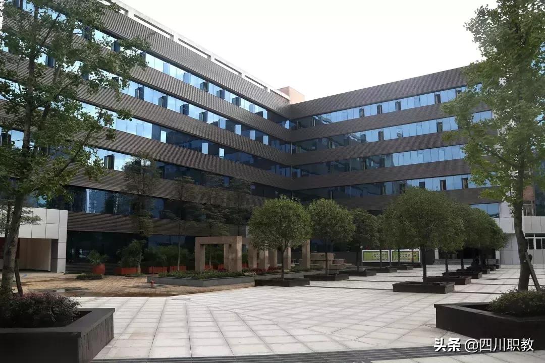 成都这所高校有几个校区,而且就业率奇高!