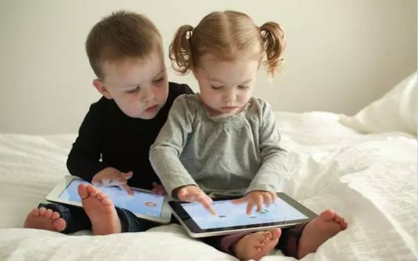 00后的童年有手机玩具吗,00后小时候是不是有智能手机