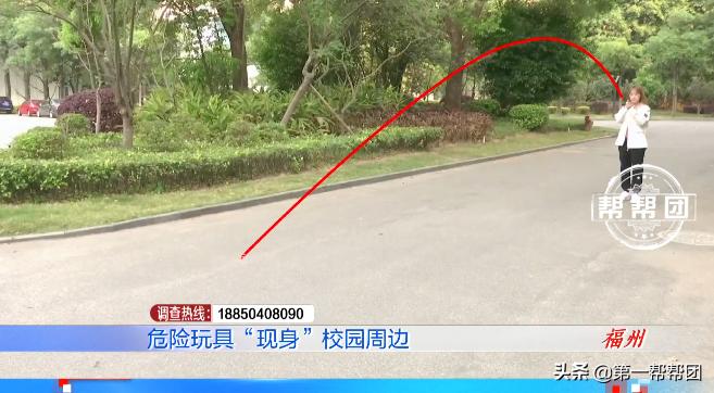 校门口危险的毒玩具,儿童玩具手铐的危险