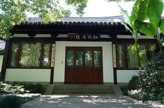 叠字联名联欣赏:　看山山已峻,望水水乃清