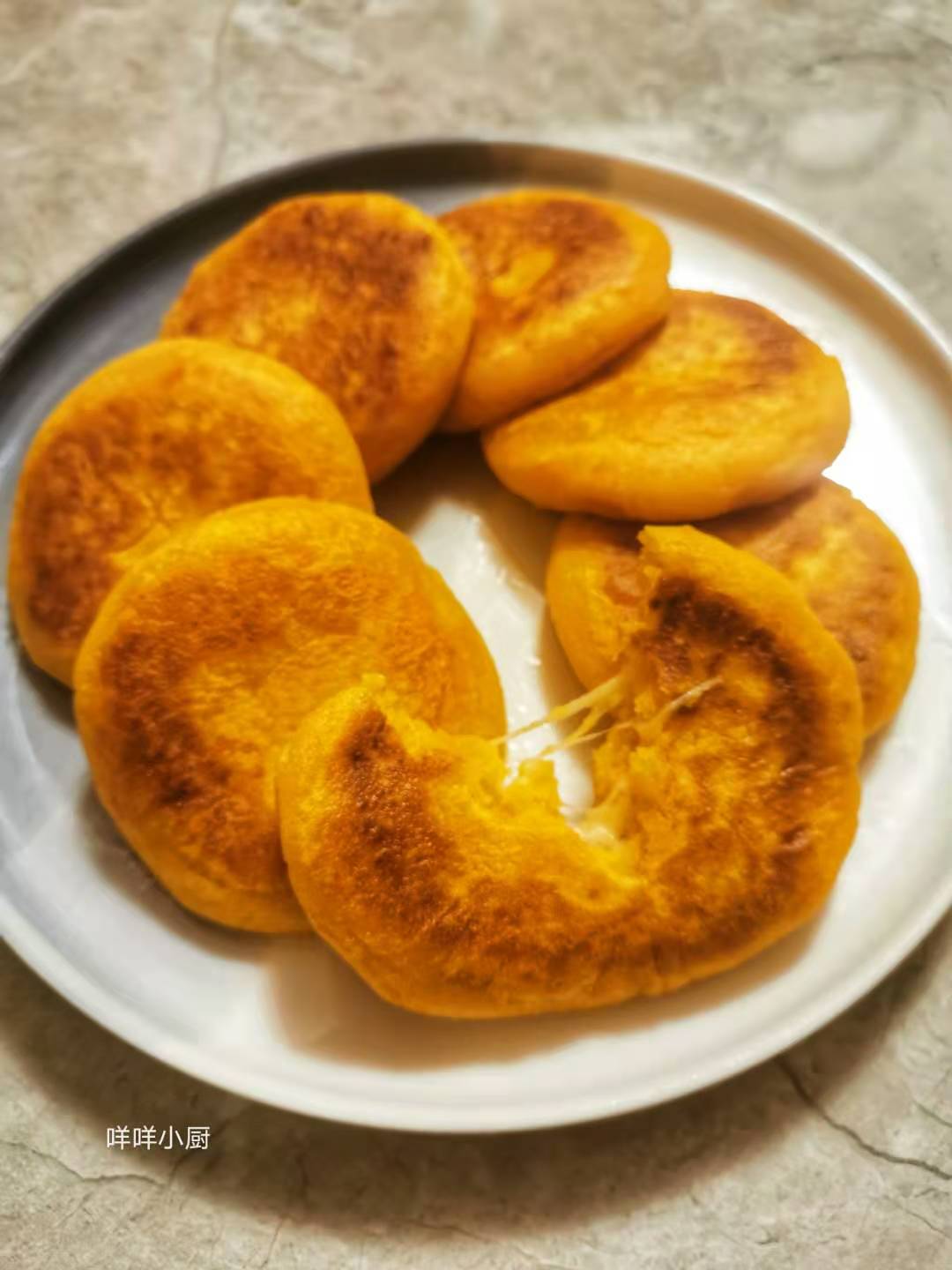 天然甜的红薯低脂低热，和糯米粉真是绝配，软糯香甜的红薯糯米饼