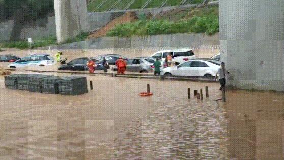 深圳暴雨致多人被困消防紧急救援,深圳暴雨引发洪水浸死车内司机