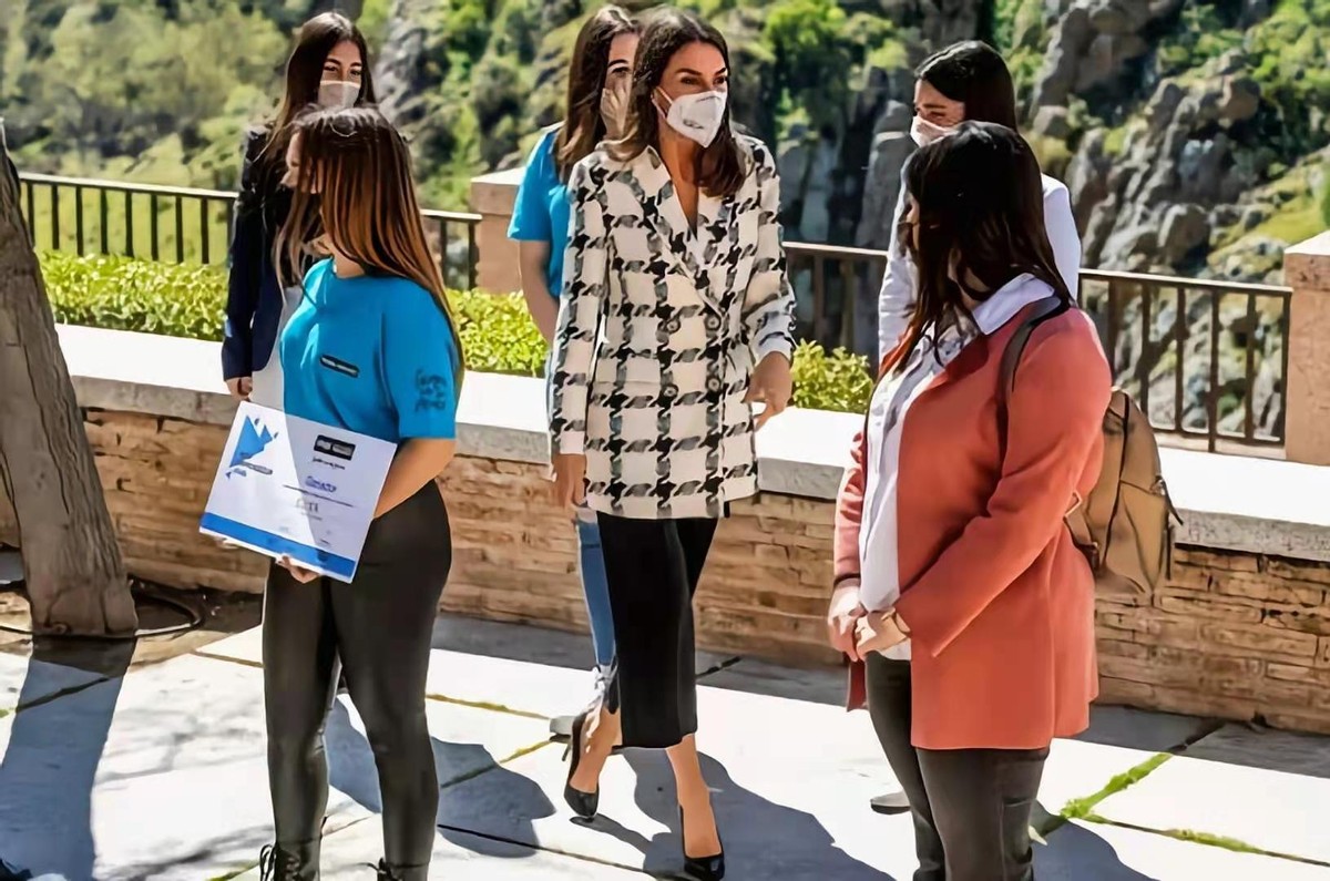 西班牙王后白色小西装配蓝色伞裙,西班牙王后穿黑条西装