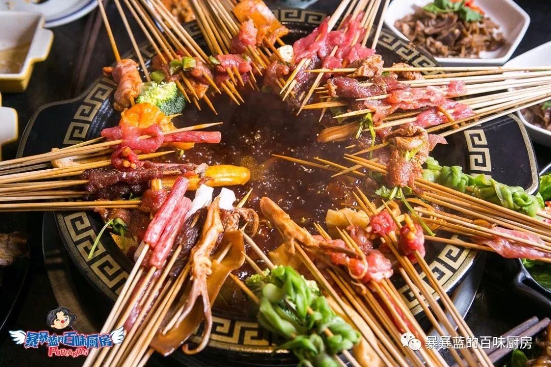 当成都老板爱上沈阳老雪，他开的串串香店锅底都有1瓶大绿棒