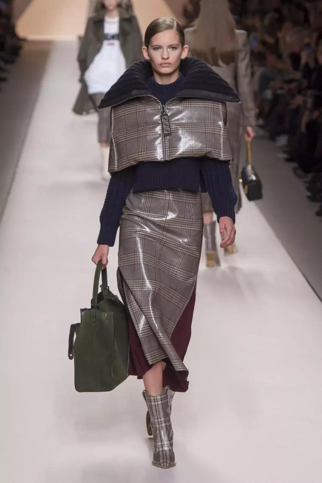 冬天羽绒服内搭怎么穿保暖又时尚,衣柜放久的羽绒服和外套