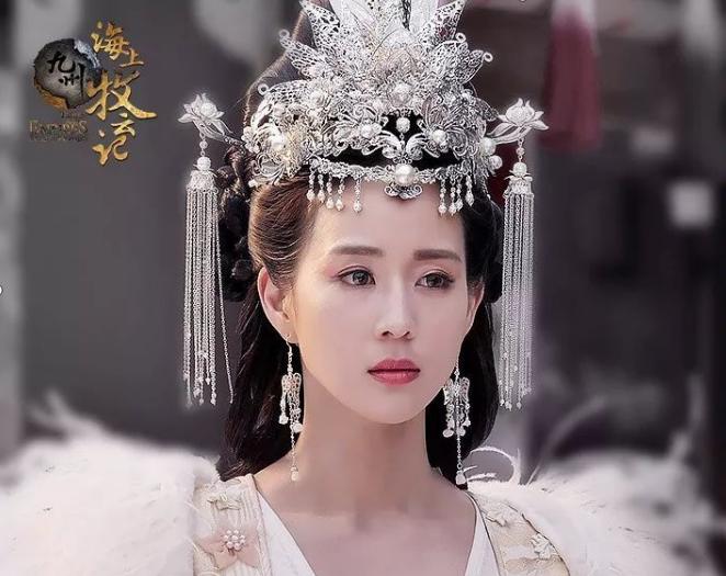 唐嫣迪丽热巴造型惊艳,杨幂迪丽热巴最新造型