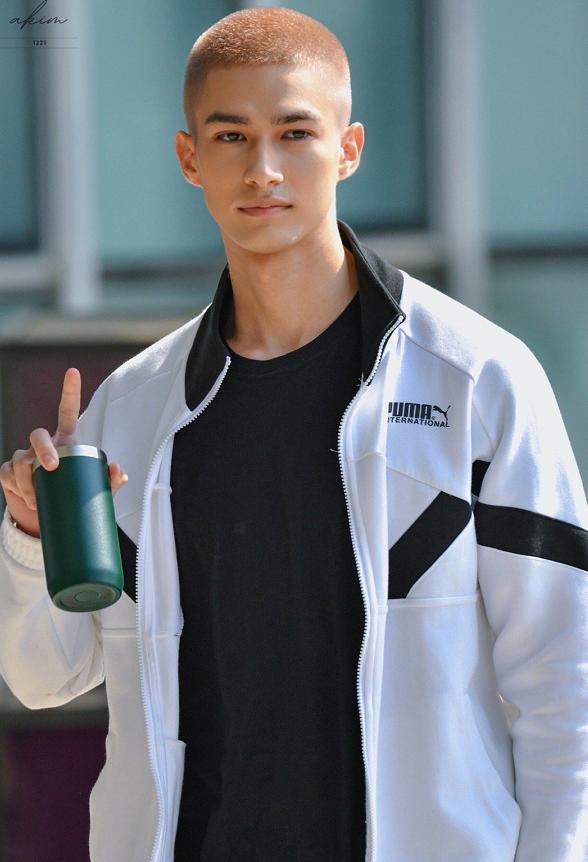 人间最清醒秀粉，《创4》米卡粉为利路修砸两万，笋丝表示要退还