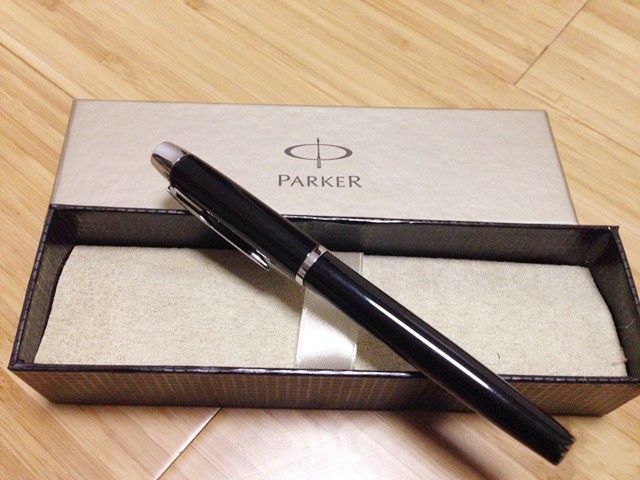 记者故意刁难周总理:为何要用美产钢笔?他的回答让记者羞愧