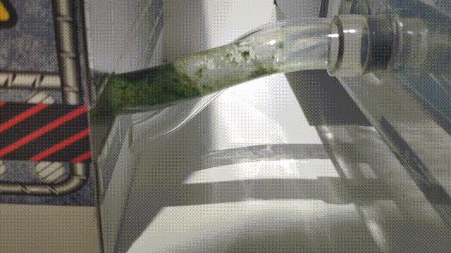 厨房潮湿天花板滴水,房间里的天花板为什么会滴水