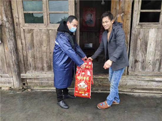 驻村工作队成快递小哥,脱贫攻坚工作队变身